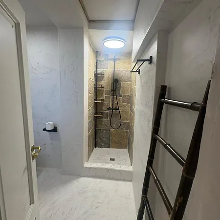 Flores Gardan Art Daire Chernomorets